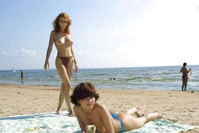 12P Two lesbians at the beach