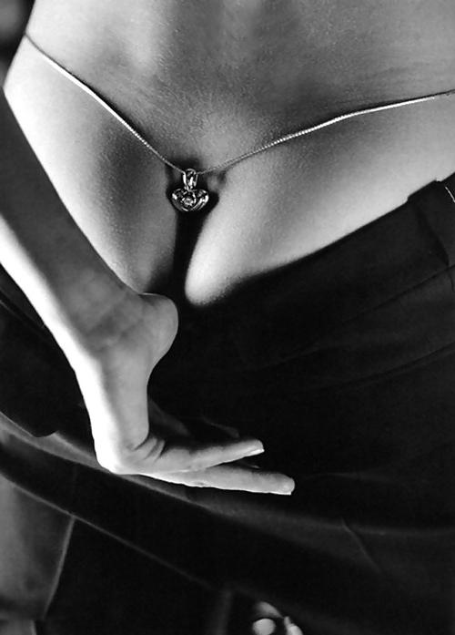 25P Beauty and sensuality in black and white