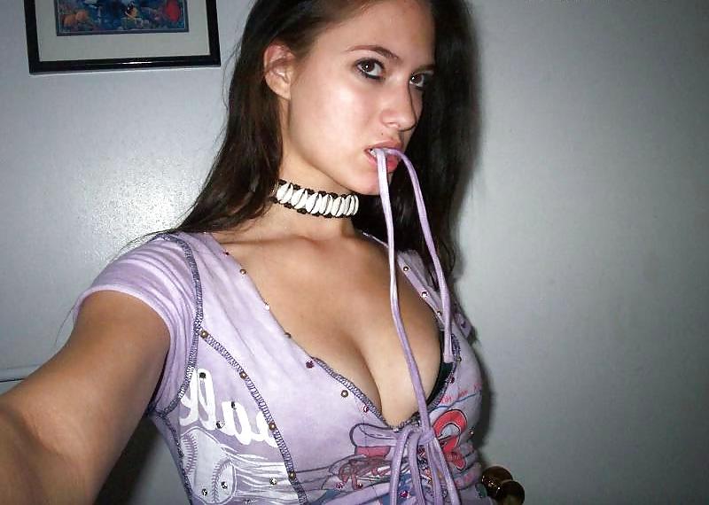 10P Sexy self-shoooting finering her pussy