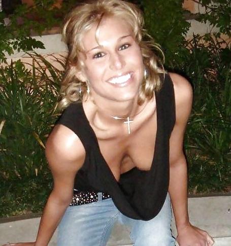 25P They seduce men with downblouse