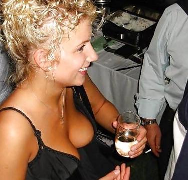 25P They seduce men with downblouse