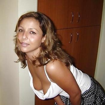 25P They seduce men with downblouse