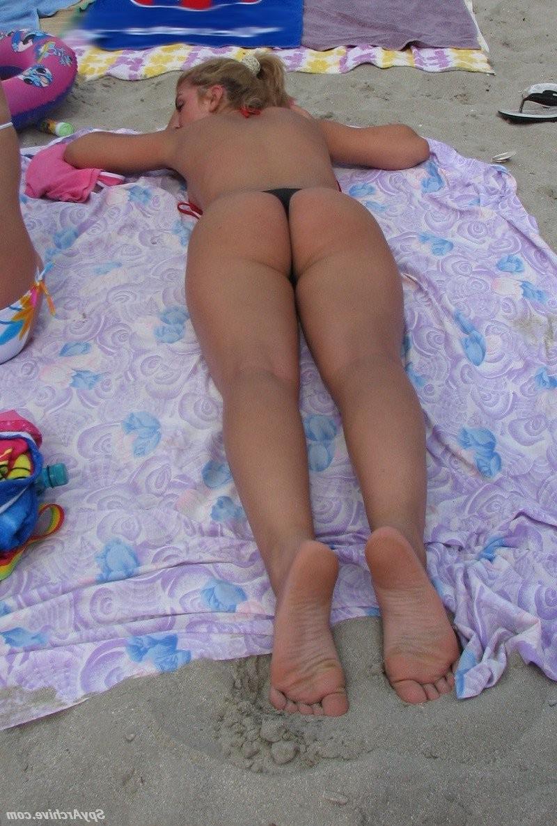 15P Nice mix of nude candid pictures taken on the beach