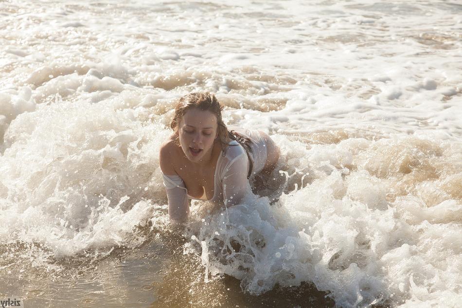 22P Busty beach girl