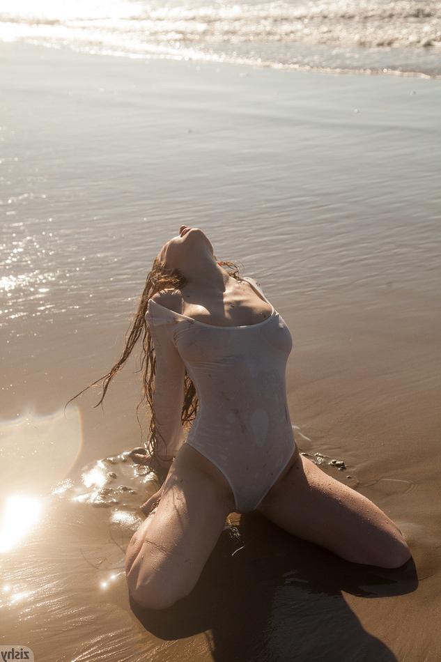 22P Busty beach girl