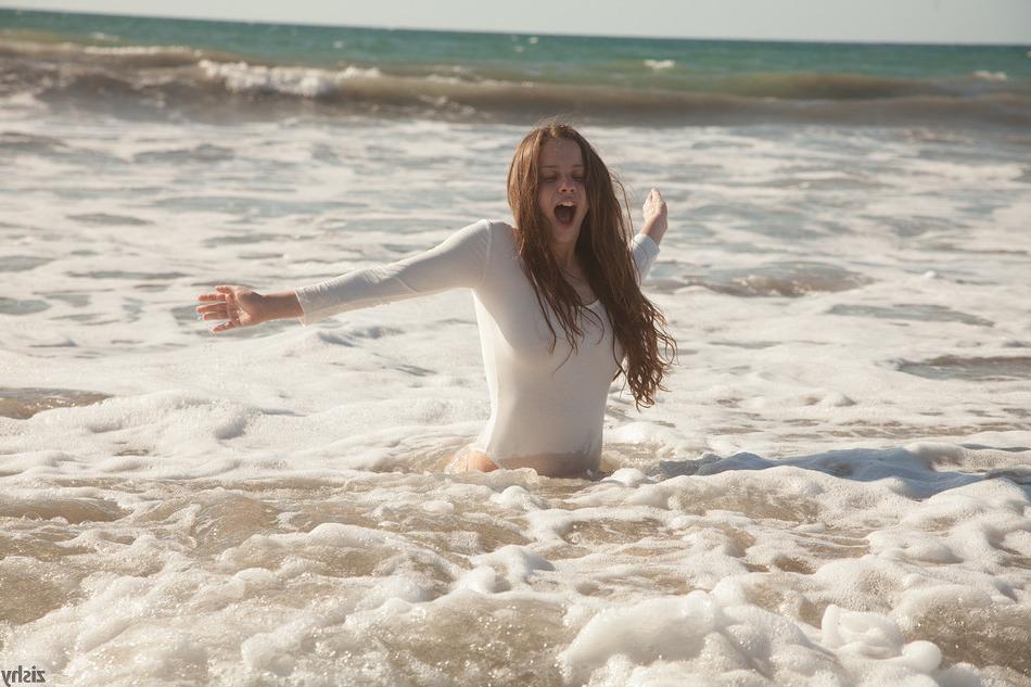 22P Busty beach girl