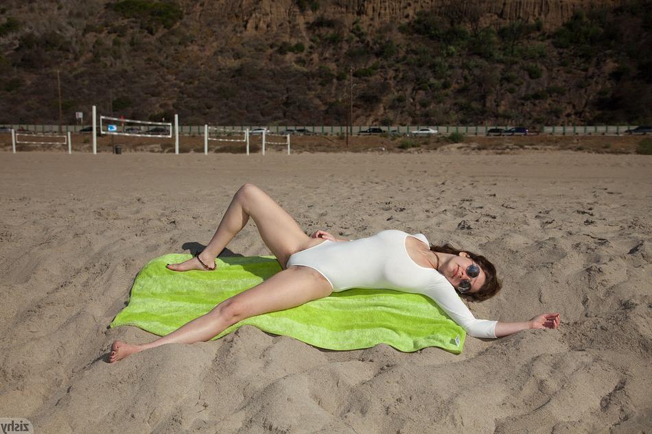 22P Busty beach girl