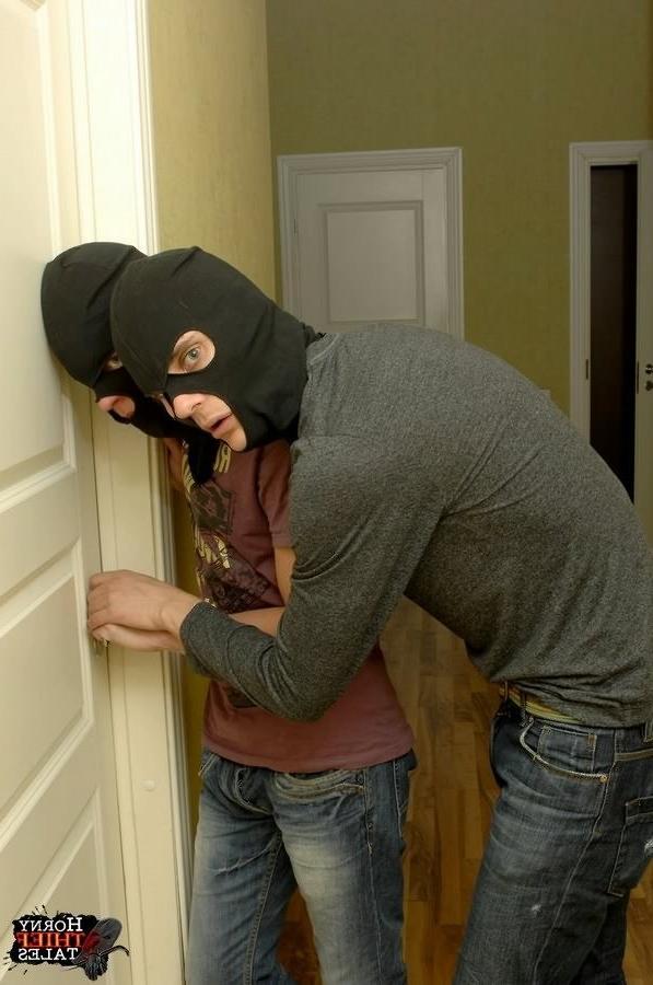 16P Saskia Lorensen getting double teamed by masked guys