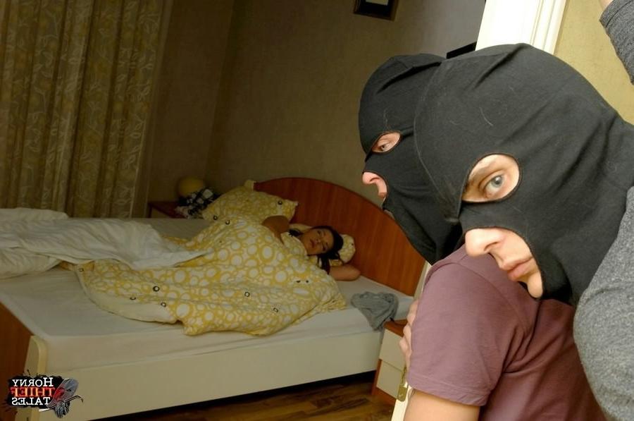 16P Saskia Lorensen getting double teamed by masked guys