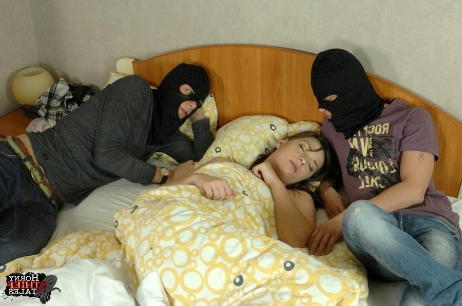 16P Saskia Lorensen getting double teamed by masked guys