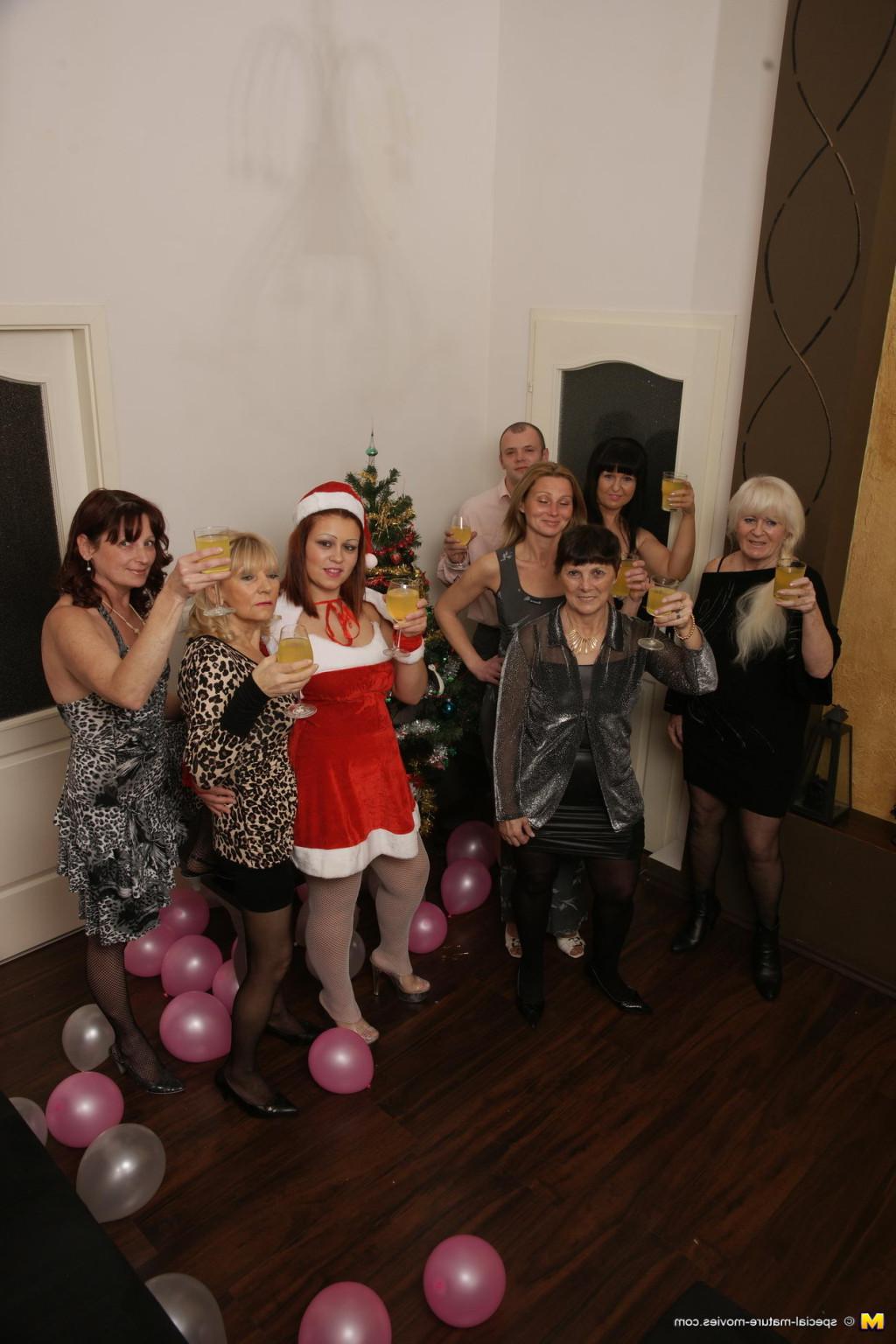 16P Welcome to the ultimate old and young christmas party