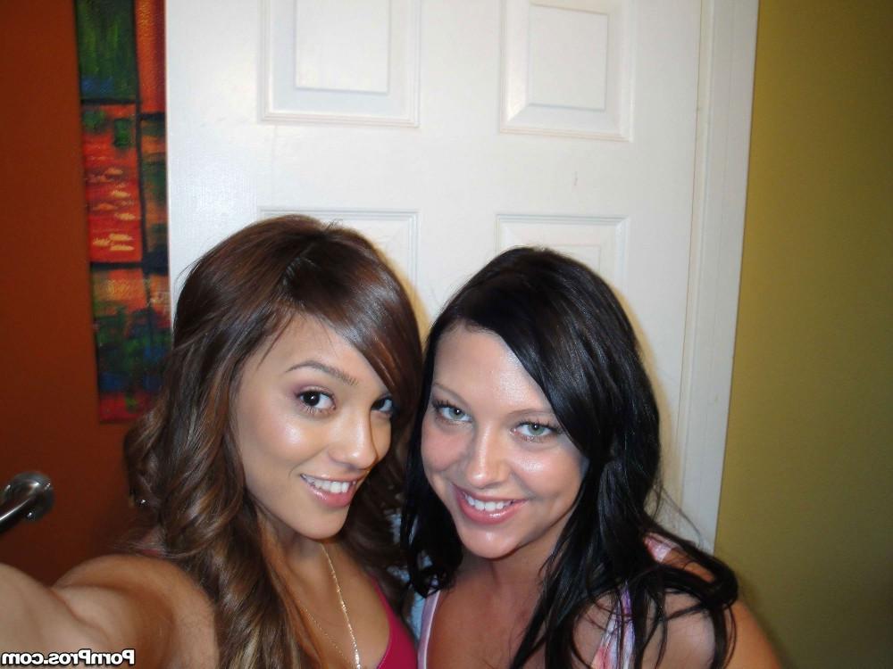 16P Lezzzie bff girlfriends kiss and lick each other
