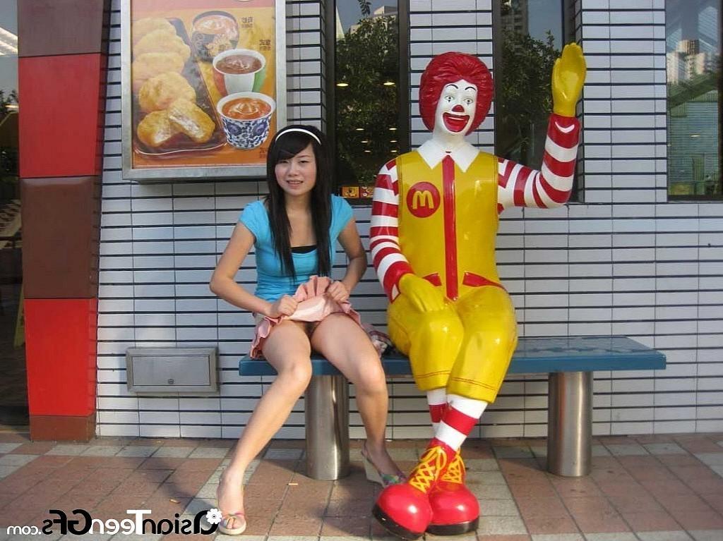 10P Super sexy teen babe poses naked with her friend