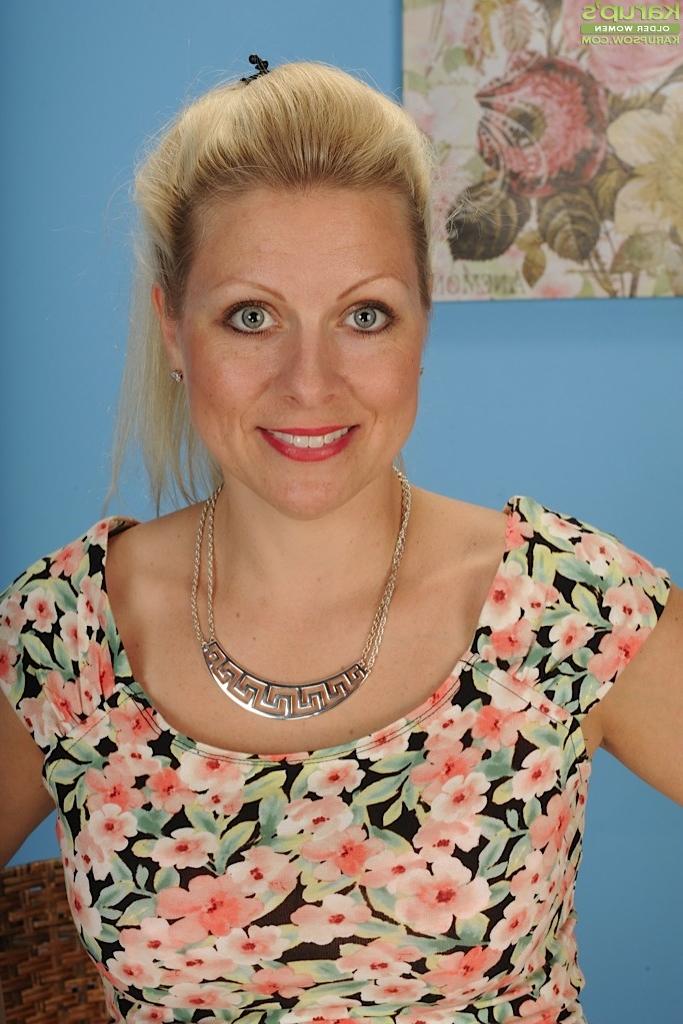 15P Busty mature blonde Zoey Tyler spreads ass cheeks