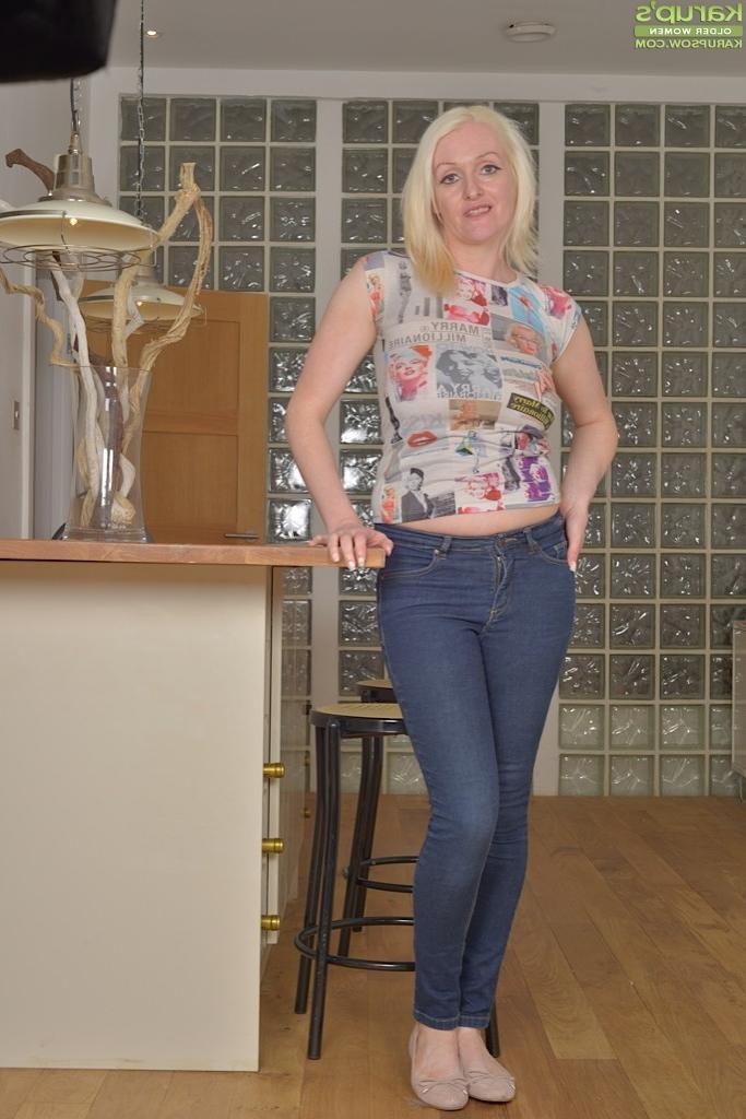 15P Busty mature amateur Jade Wilson spreads her ass