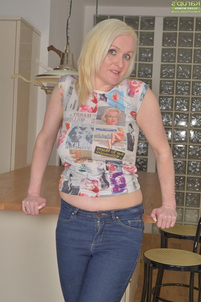 15P Busty mature amateur Jade Wilson spreads her ass