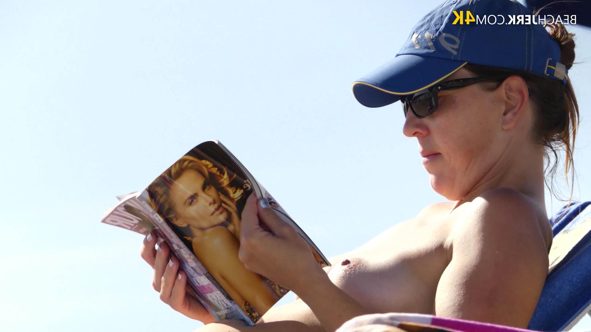 16P Topless Mommy On The Beach