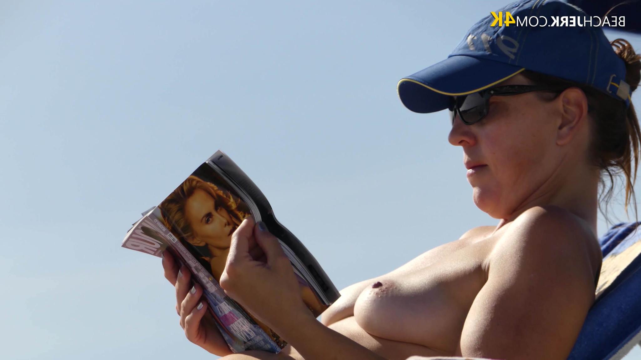 16P Topless Mommy On The Beach