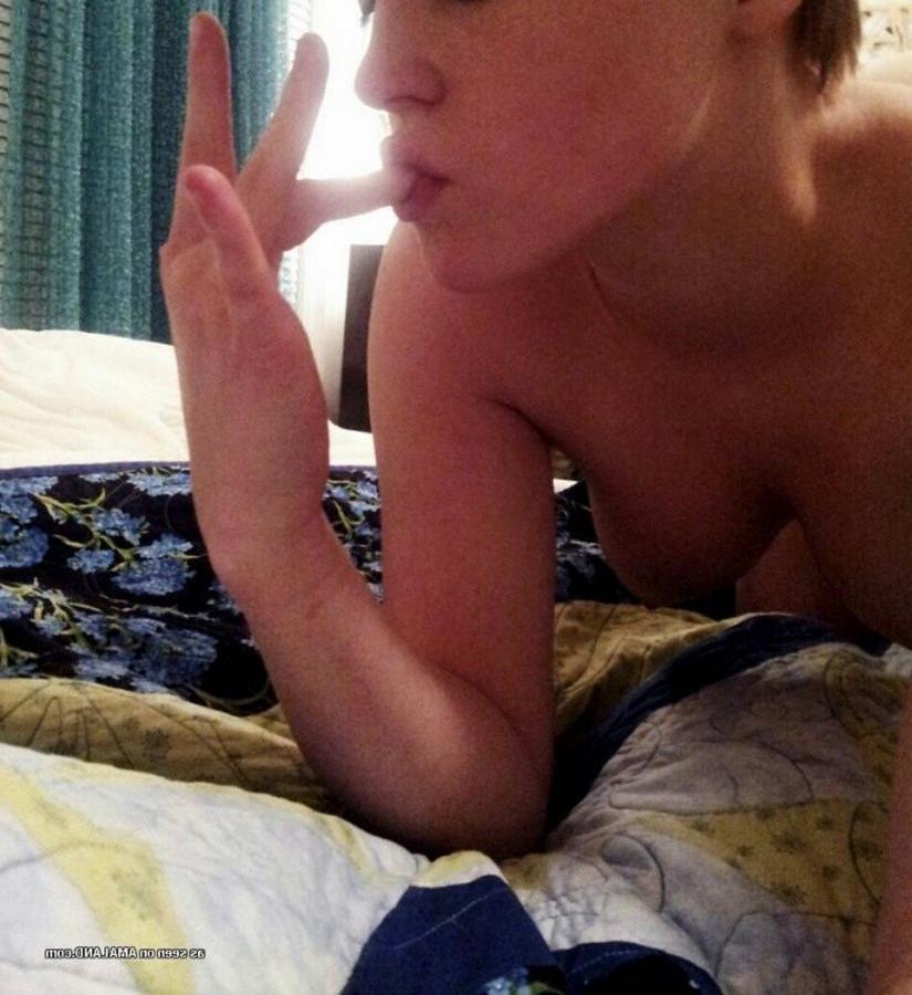 12P Hot picture compilation of a sexy kinky babe camwhoring