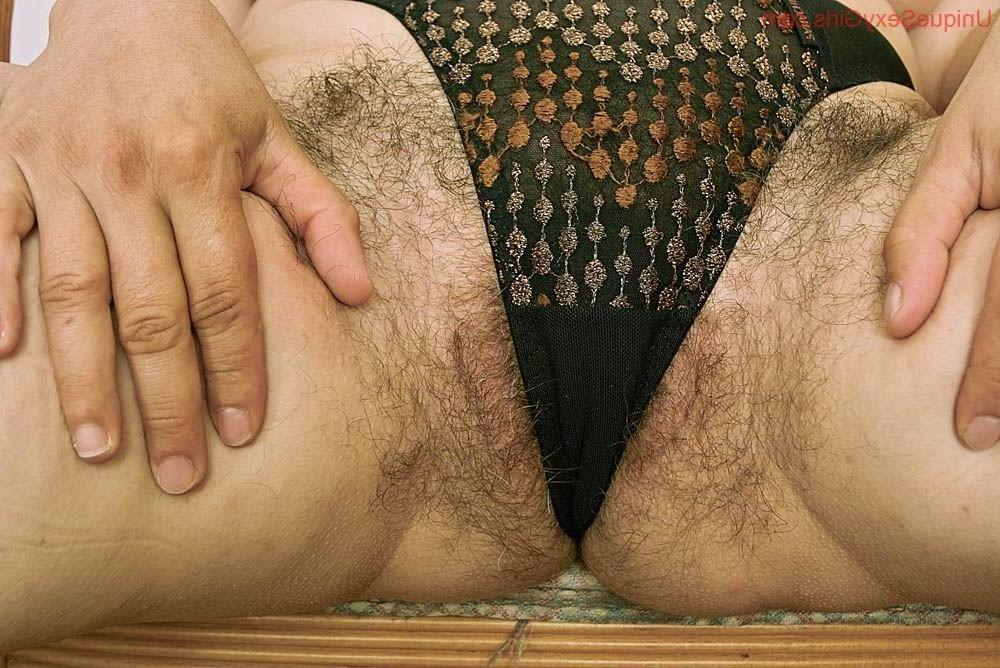 16P granny with huge boobs fisting her pussy