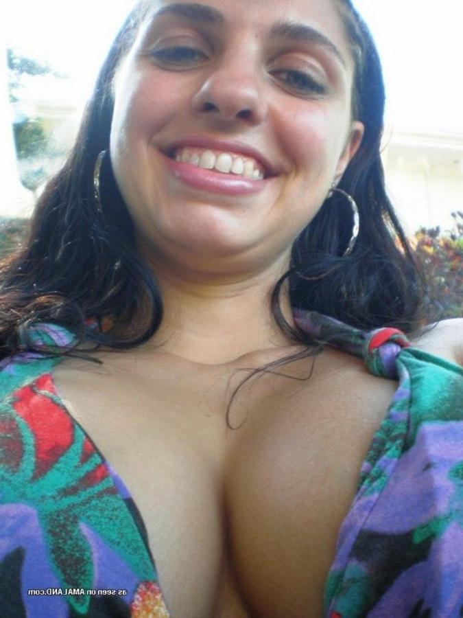 10P Heavy-chested babe posing naked on the beach