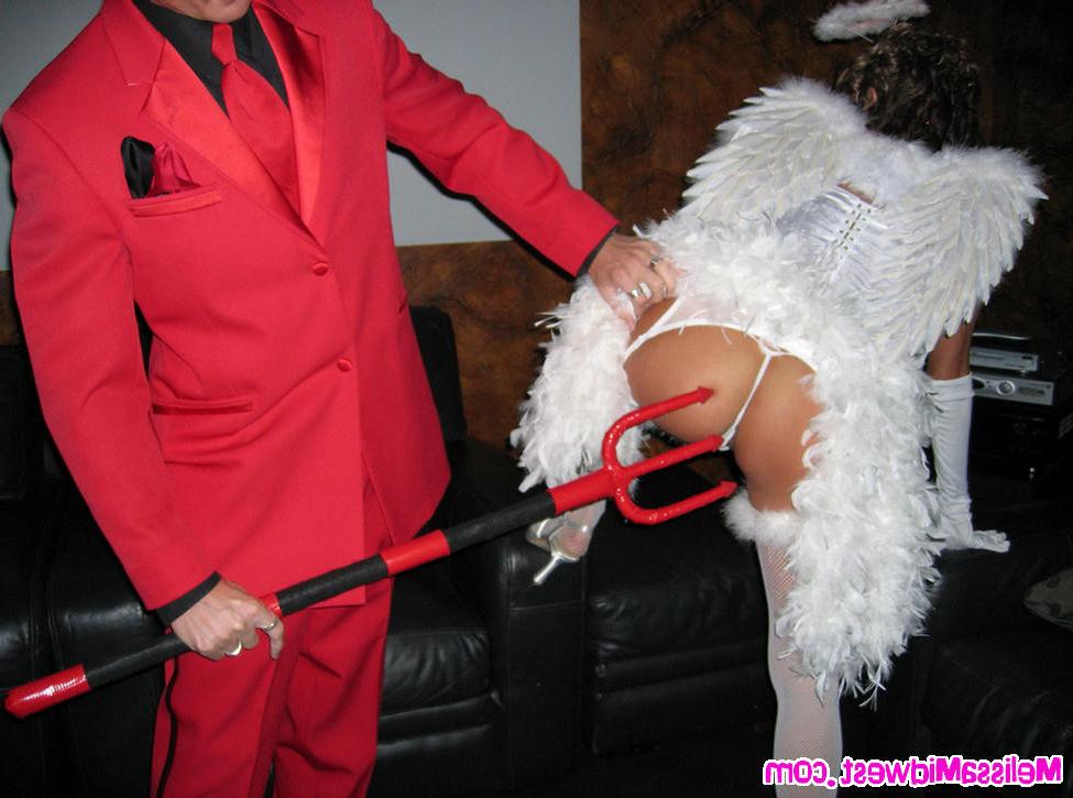 16P Melissa Midwest giving a public blowjob during Halloween party