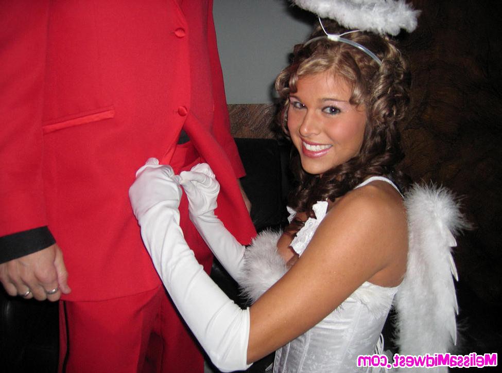 16P Melissa Midwest giving a public blowjob during Halloween party