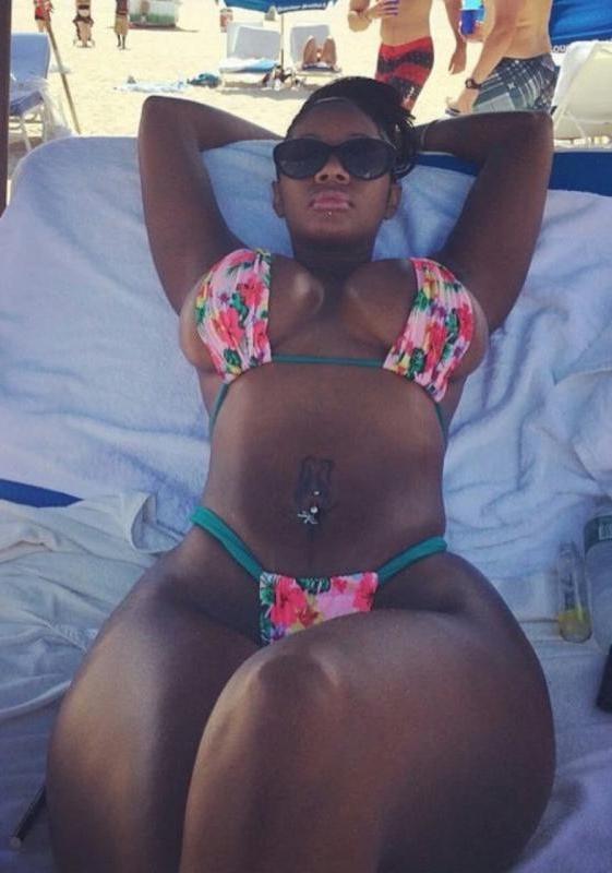 14P Amateur ebony bombshells tease on cam by displaying their hot cu