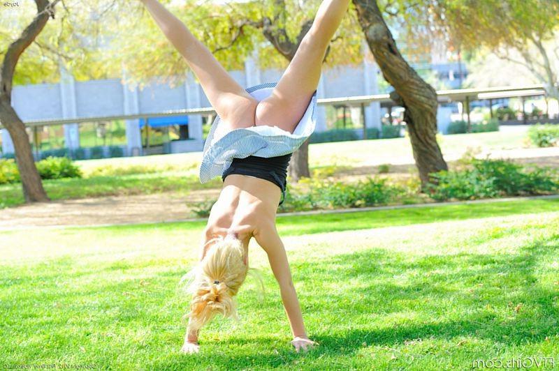 15P Daring blonde girl does naked cartwheels in the park