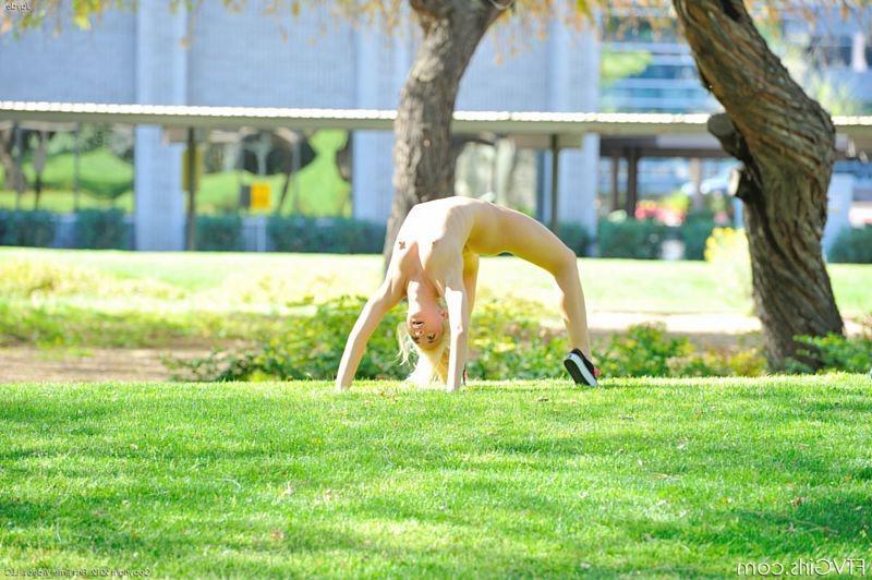 15P Daring blonde girl does naked cartwheels in the park