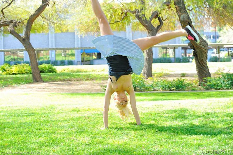15P Daring blonde girl does naked cartwheels in the park