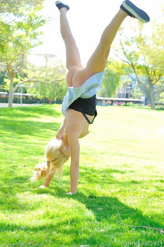 15P Daring blonde girl does naked cartwheels in the park