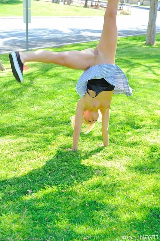 15P Daring blonde girl does naked cartwheels in the park