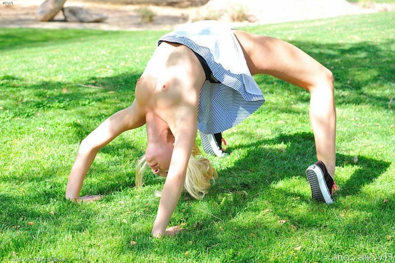 15P Daring blonde girl does naked cartwheels in the park