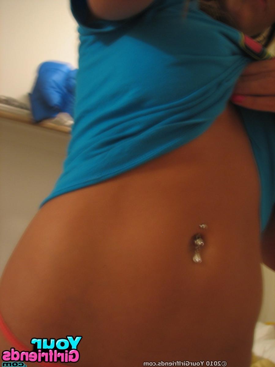 11P Hot babe with nice tits holds up the camera and takes some hot naked self pics