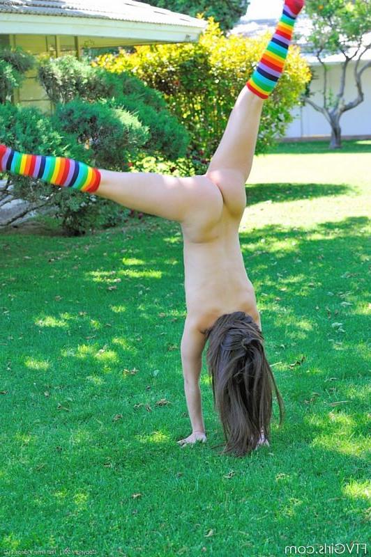 15P Flexible brunette does naked cartwheels in the park