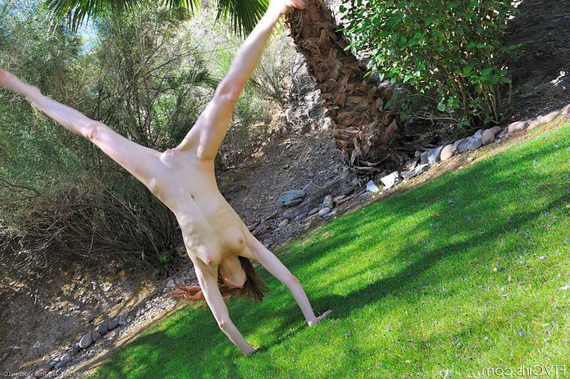 15P Flexible redhead does naked cartwheels on golf course