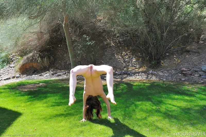 15P Flexible redhead does naked cartwheels on golf course