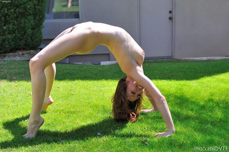 15P Flexible redhead does naked cartwheels on golf course