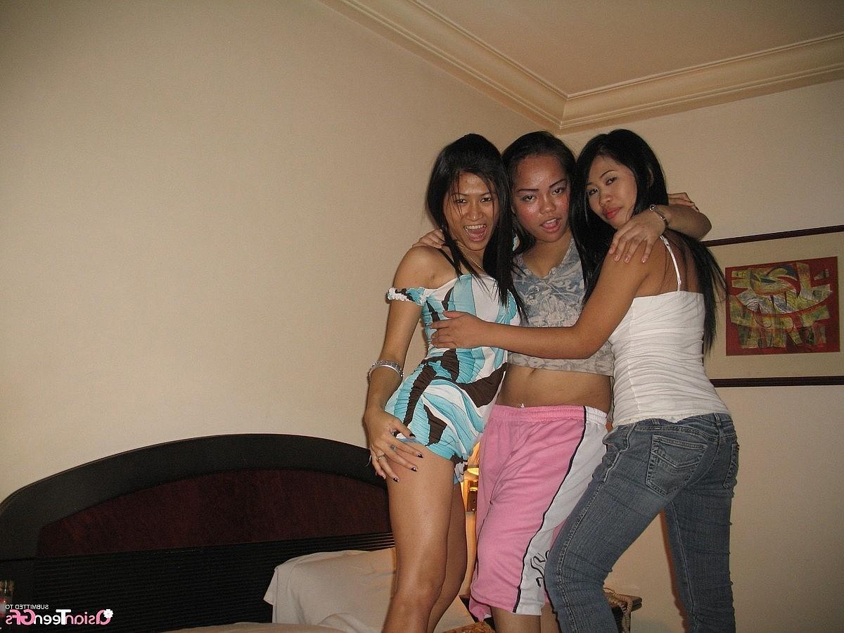 10P Chilling with hot naughty girlfriends