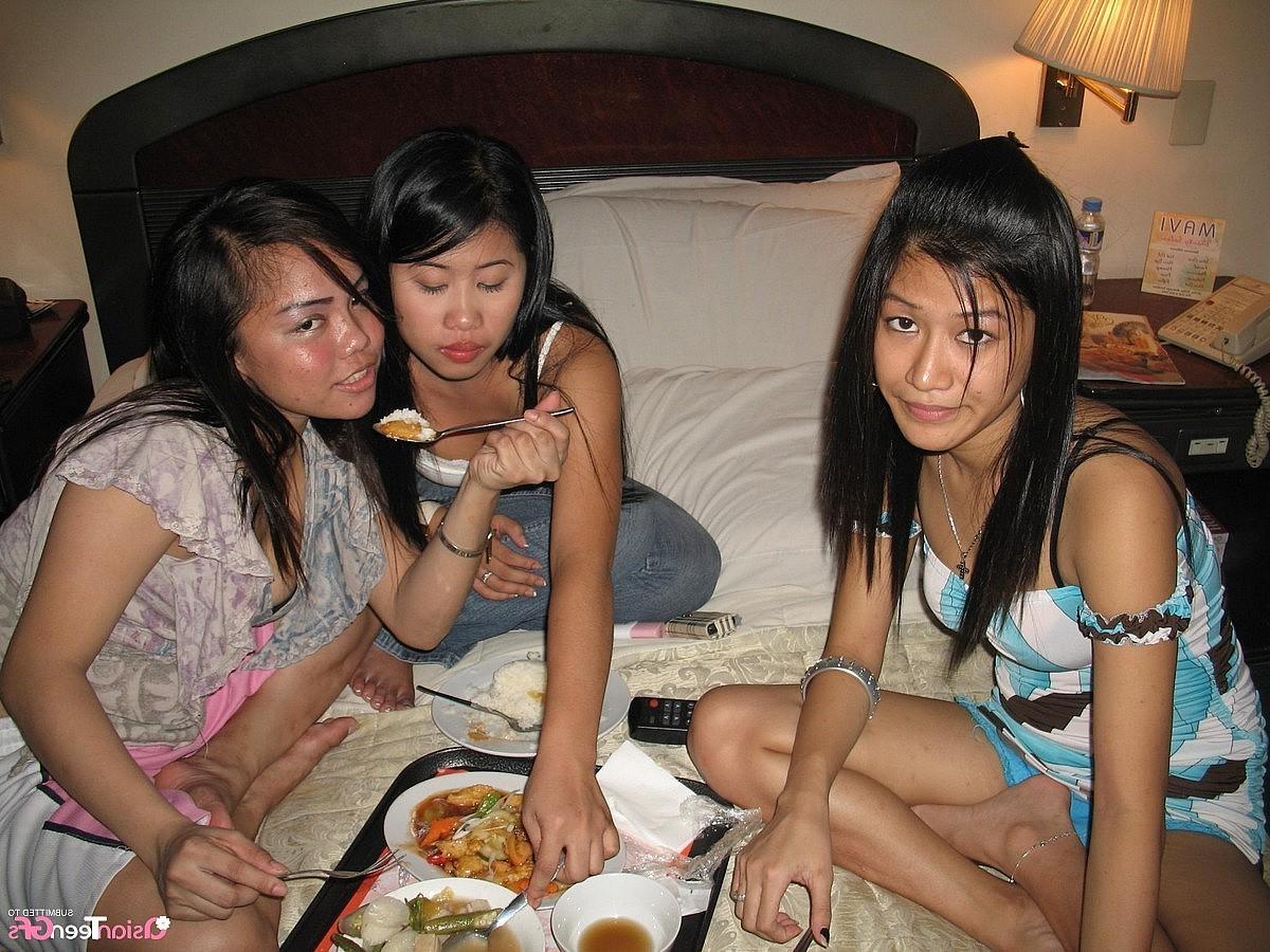10P Chilling with hot naughty girlfriends