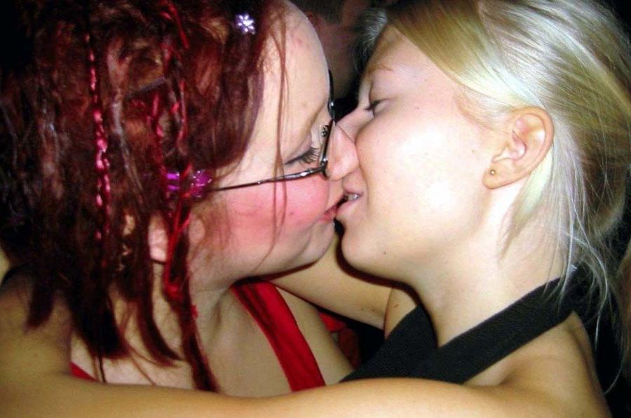 10P photo compilation of amateur horny liplocking lesbians
