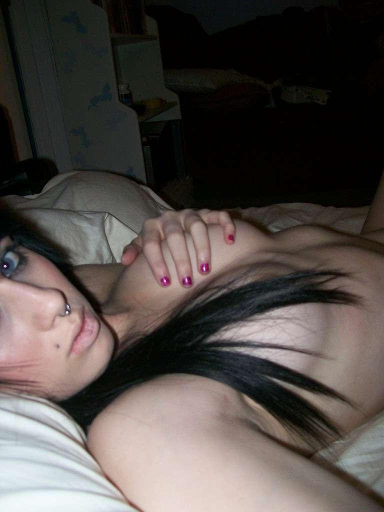 10P Compilation of self-shooting emo babes