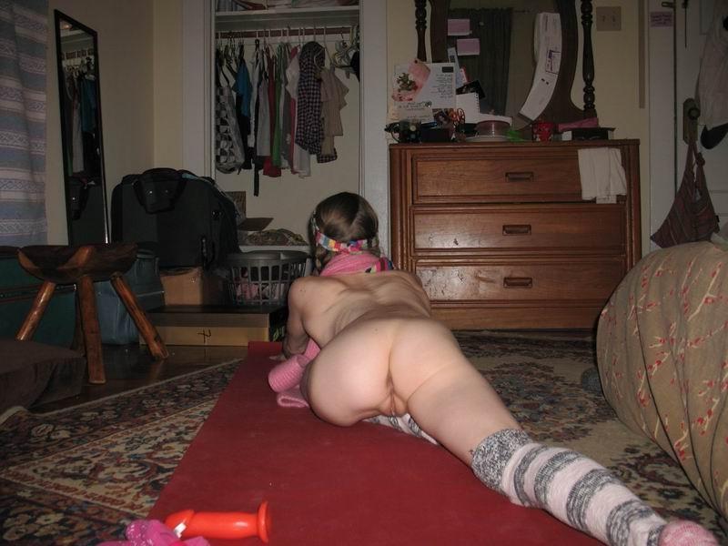 18P skinny flexy babe toying at home