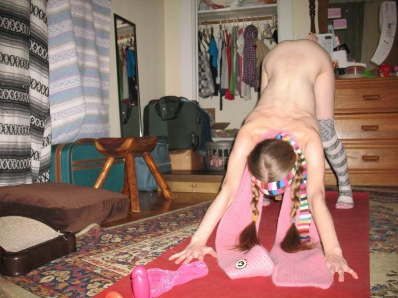 18P skinny flexy babe toying at home