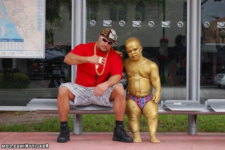 15P Check out the hottest and sickest babe costumes in these holloween parties from 