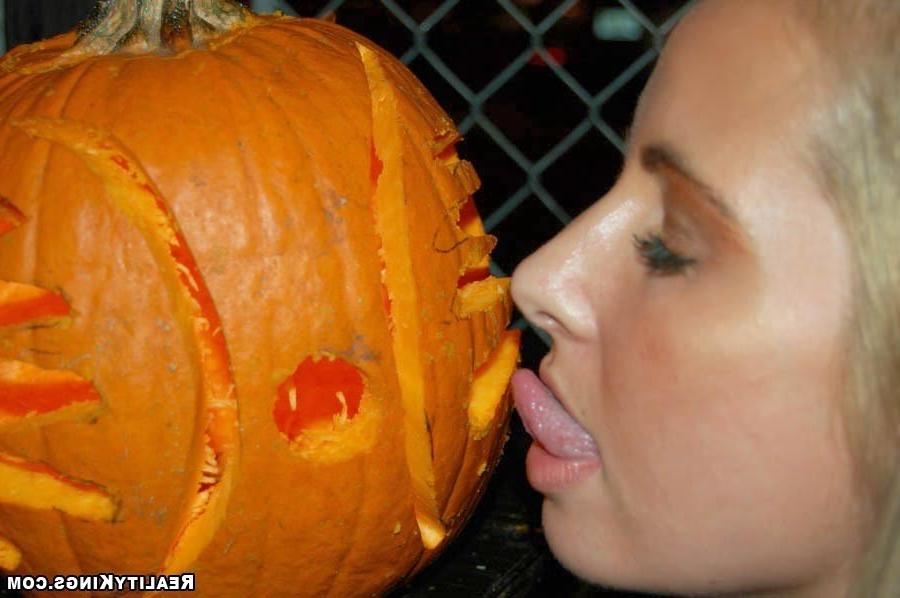 15P Check out the hottest and sickest babe costumes in these holloween parties from 