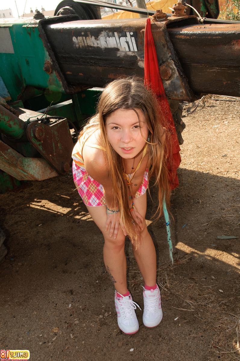 15P Emily 18 ist auf der Baustelle und spielt mit dem Bagger, damit wir ihn sehen können