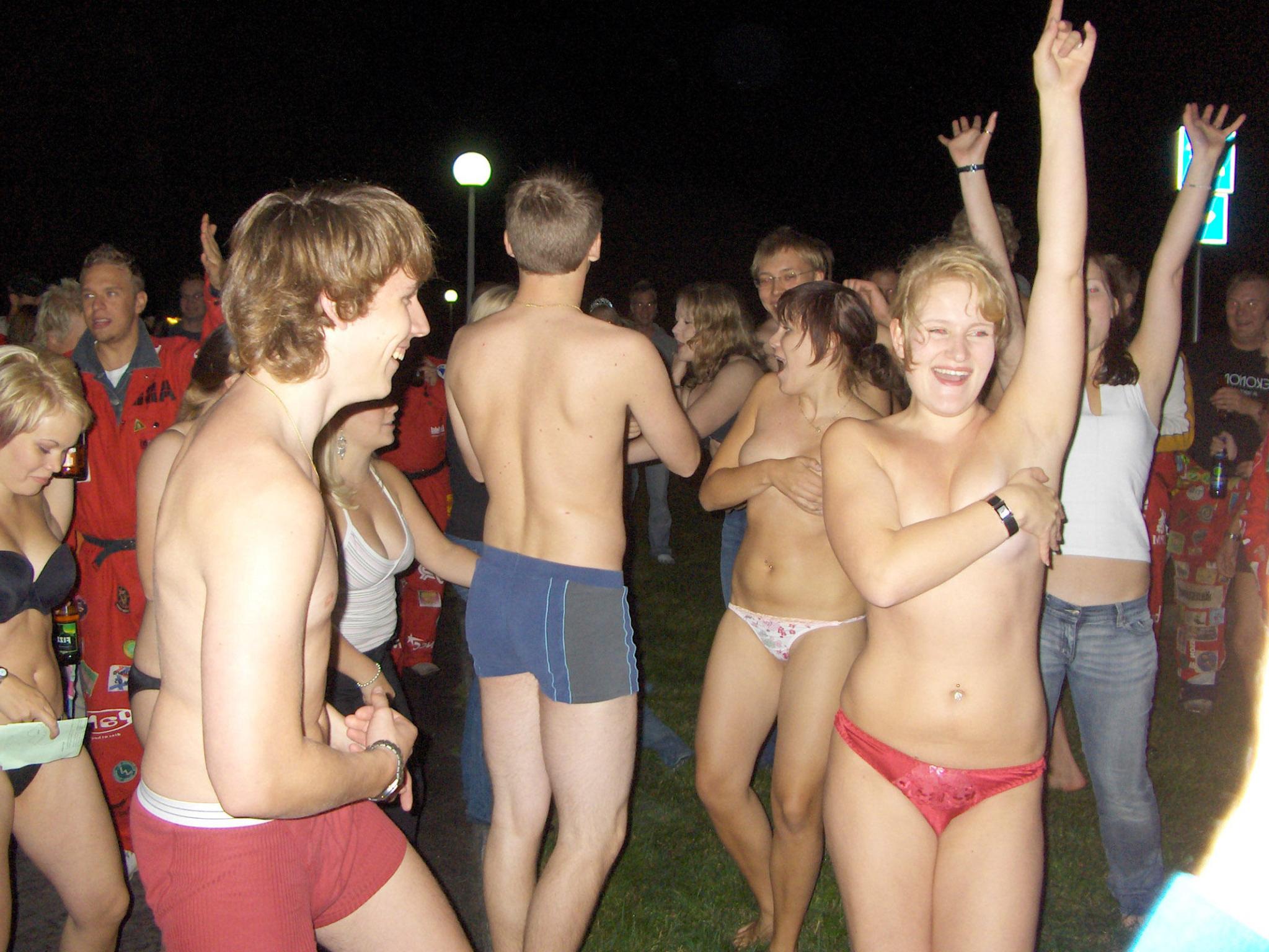 10P Real college party girlfriends fucking