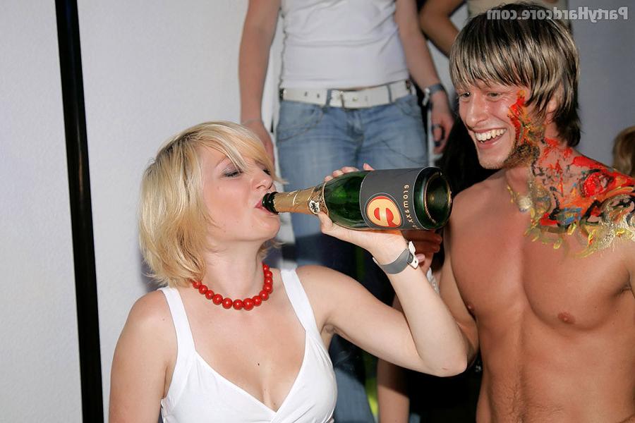 16P Horny amateur babes giving blowjobs at Party Hardcore